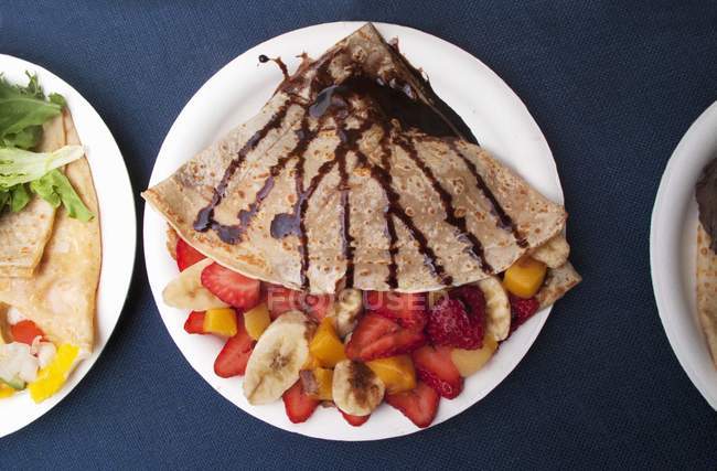 Crepes with fruits and chocolate sauce — Stock Photo