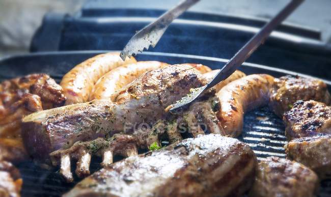 Grilled rack of lamb and sausages — Stock Photo