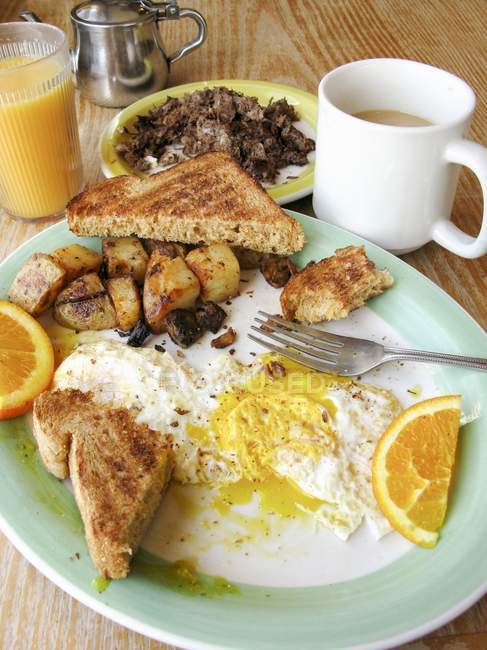 Англійський сніданок на тарілку — стокове фото