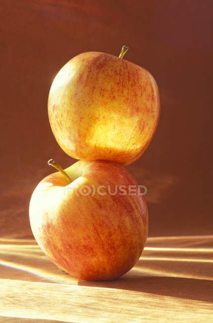Dos manzanas de Gala - foto de stock