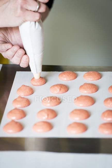 Pink macaroons piped — Stock Photo