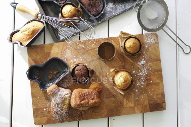 Gâteaux de Pâques sur planche en bois — Photo de stock