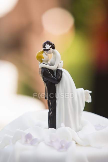 Bride and groom on a wedding cake — Stock Photo