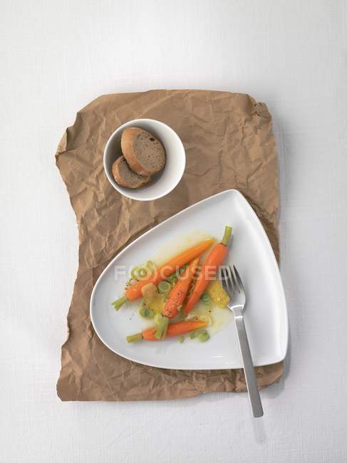 Cenouras marinadas em prato — Fotografia de Stock