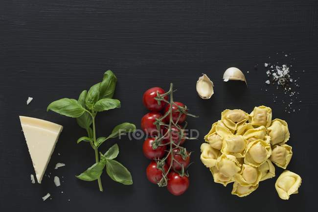 Ingredientes para plato de pasta de tortellini - foto de stock