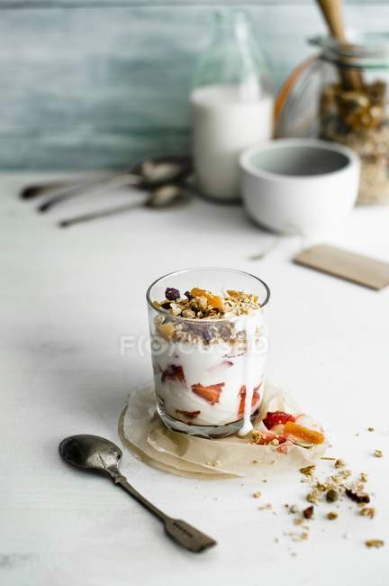 Йогурт мюслі з полуницею — стокове фото