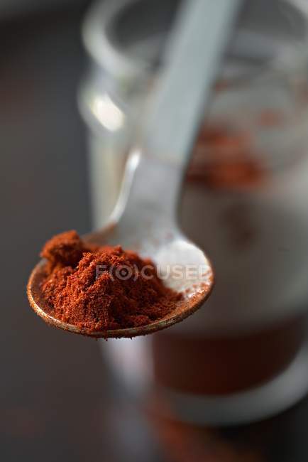 Poivre de cheyenne moulu sur cuillère — Photo de stock