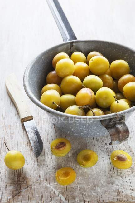 Ameixas amarelas na peneira — Fotografia de Stock