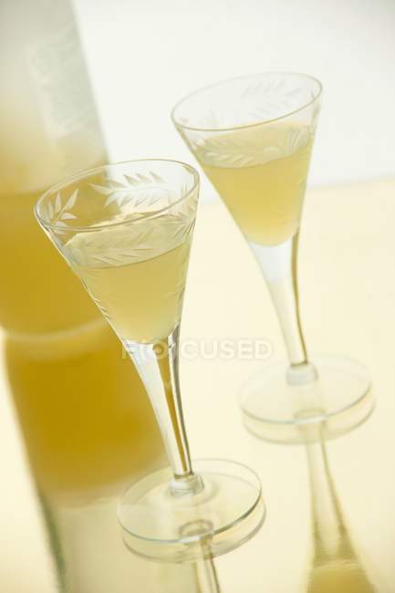 Vue rapprochée de deux verres de liqueur de citron Limoncello — Photo de stock