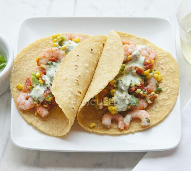 Tacos con gamberi sul piatto — Foto stock