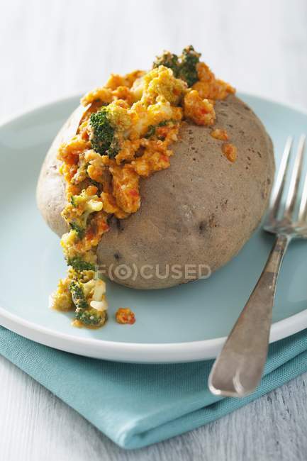 Baked potato with broccoli — Stock Photo