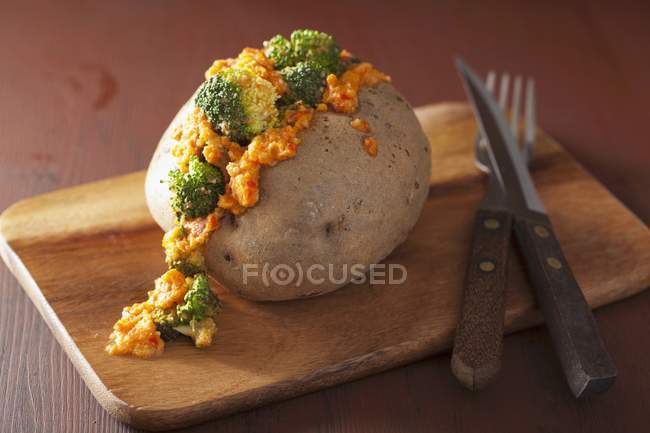 Baked potato with broccoli — Stock Photo
