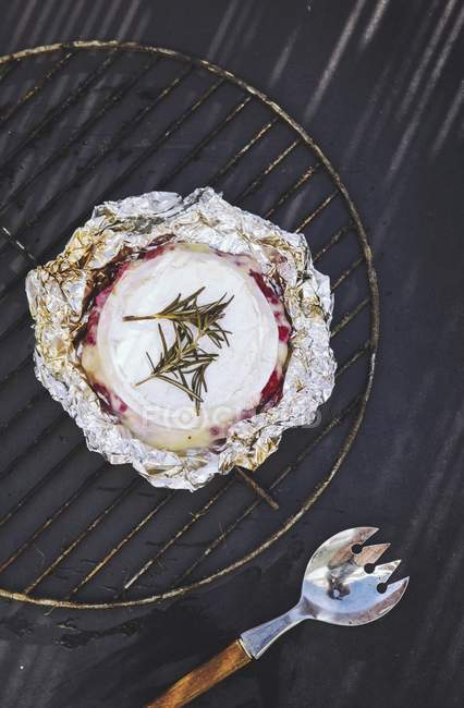 Grilled Camembert with raspberries — Stock Photo