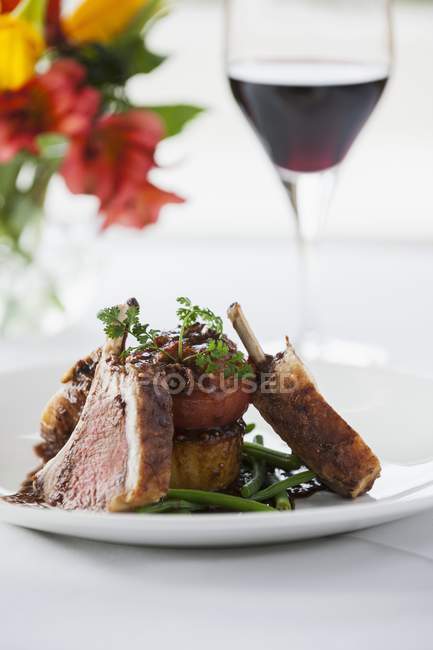 Lamb chops with grilled tomatoes — Stock Photo