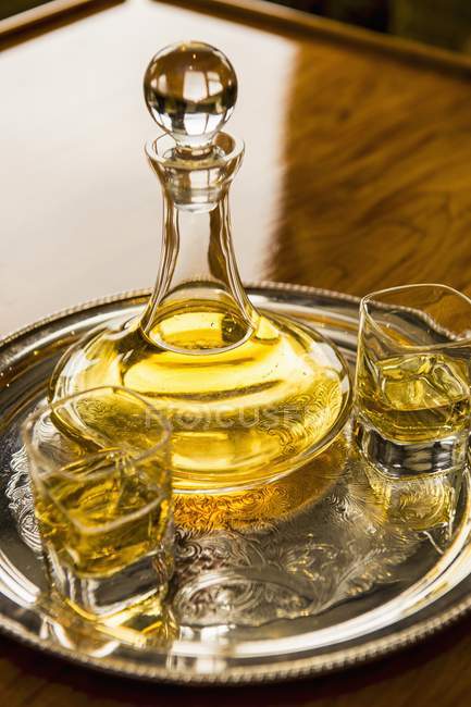 Whisky en una jarra y vasos - foto de stock