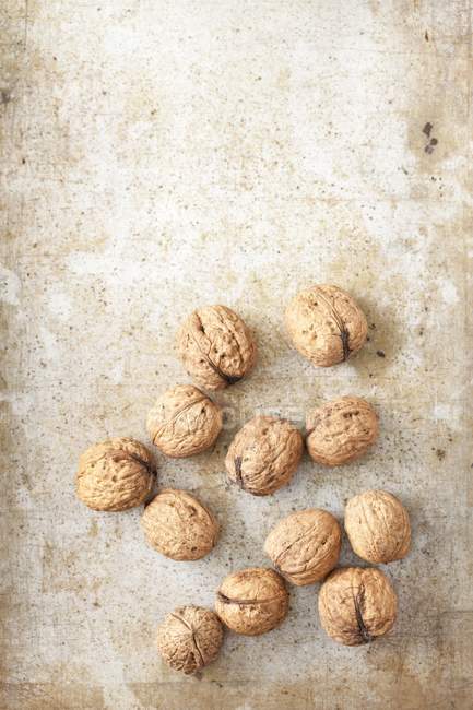 Сырые грецкие орехи — стоковое фото