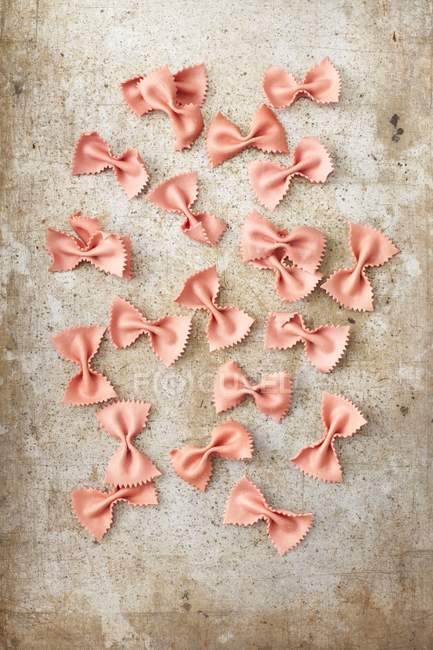 Barbabietola farfalle pasta — Foto stock