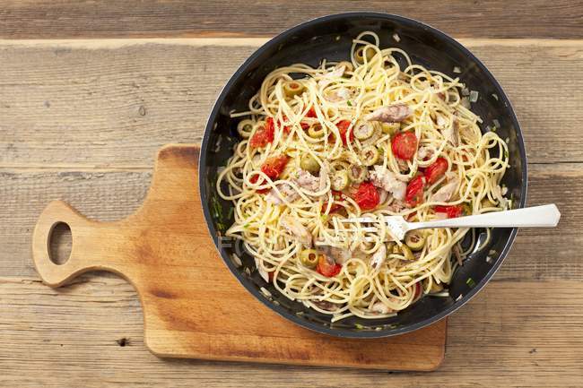 Спагетти с копченой макрелью — стоковое фото