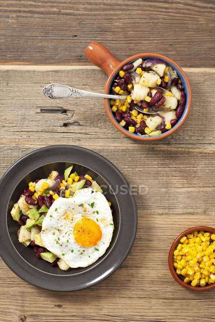 Kartoffelsalat mit Bohnen — Stockfoto