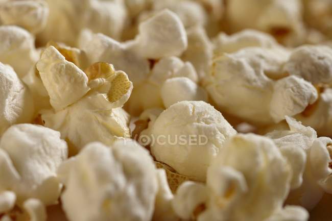 Frisch gebratenes Popcorn — Stockfoto