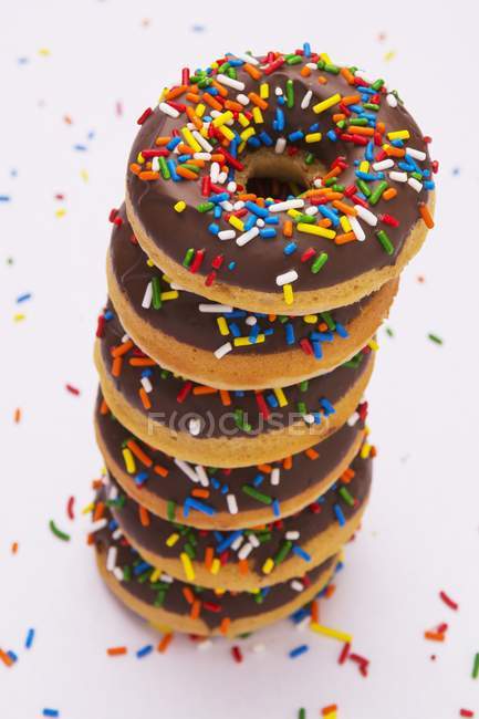 Pilha de donuts com vidros de chocolate — Fotografia de Stock