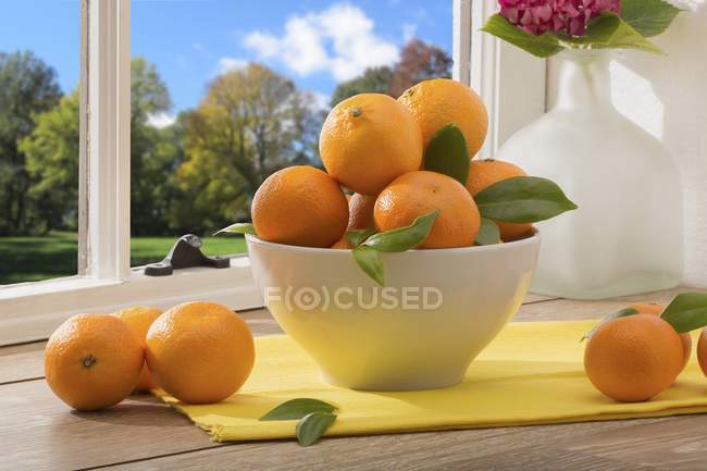 Schüssel mit reifen Mandarinen — Stockfoto