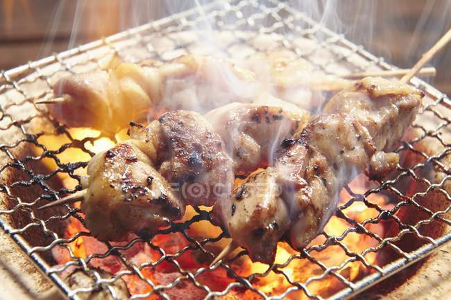 Vista da vicino degli spiedini Yakitori su un barbecue — Foto stock