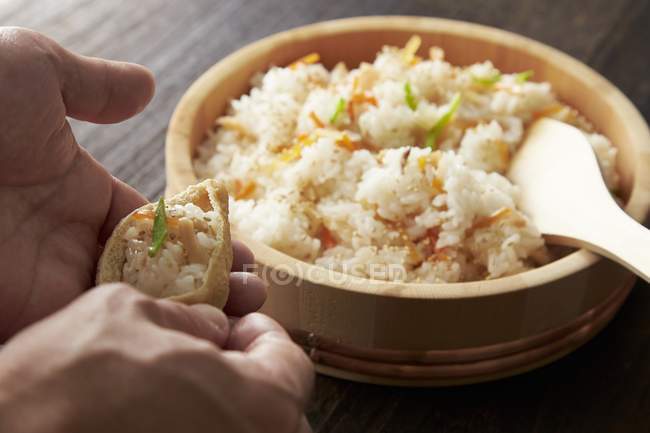 Gebratenes Tofu-Päckchen gefüllt mit Reis — Stockfoto