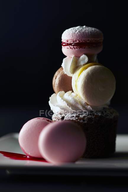 Gâteau au chocolat aux macarons — Photo de stock