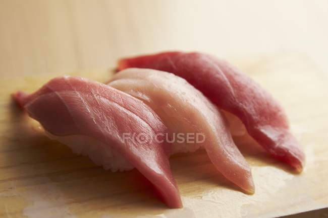 Nigiri sushi with tuna — Stock Photo
