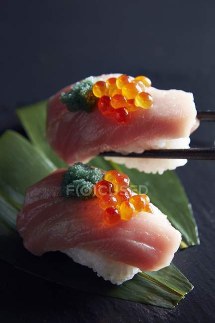 Nigiri sushi mit kaviar — Stockfoto