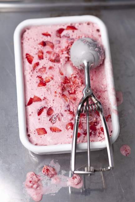 Closeup view of frozen berry yogurt in tray with server — Stock Photo