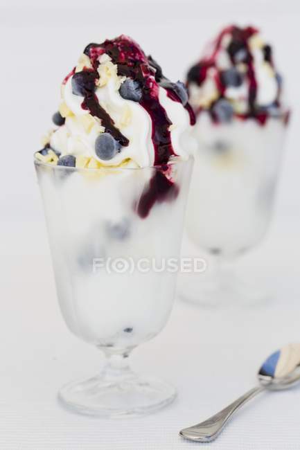 Blaubeeren auf gefrorenem Joghurt — Stockfoto