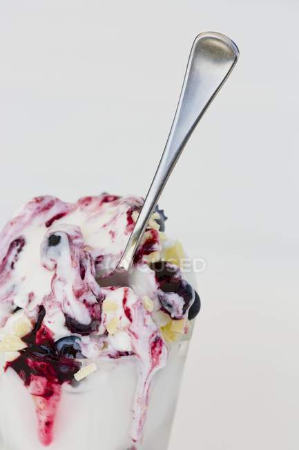 Розплавлений заморожений йогурт — стокове фото
