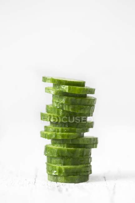 Купка свіжих скибочок огірка — стокове фото