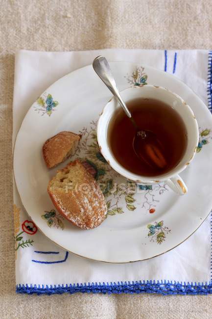 Madeleine et une tasse de thé — Photo de stock