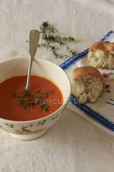 Sopa de pimenta com tomilho na tigela — Fotografia de Stock