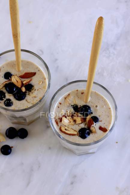 Vegan smoothies with oats — Stock Photo