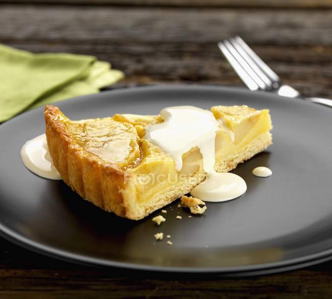 Slice of Apple tart with cream — Stock Photo