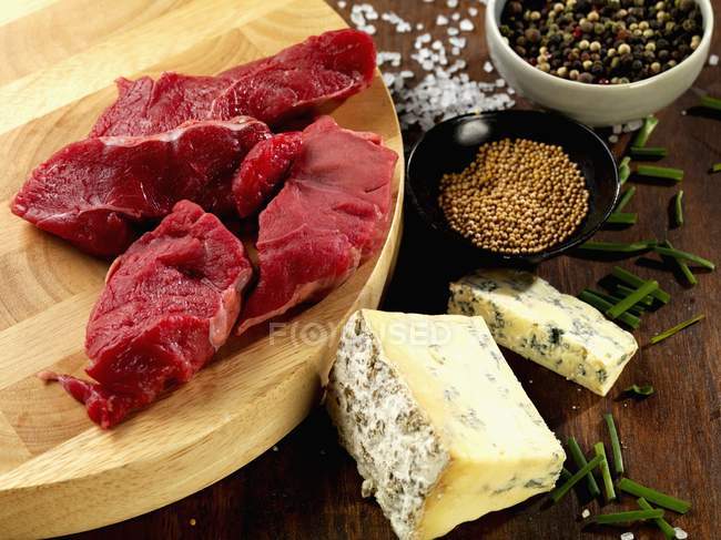 Ingredientes para hambúrgueres de carne bovina — Fotografia de Stock