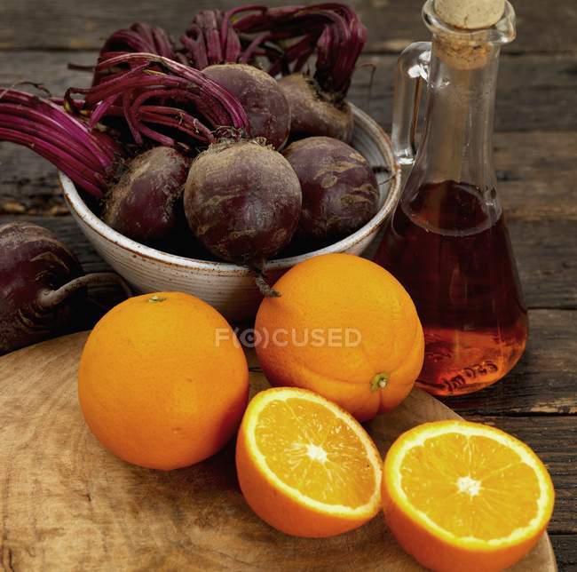 Beterrabas com laranjas frescas — Fotografia de Stock