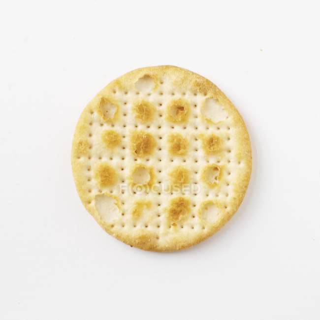 Cracker di formaggio su bianco — Foto stock