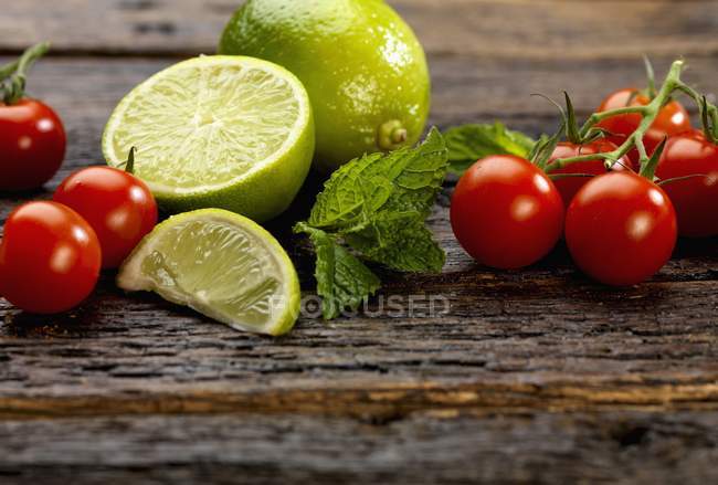 Cherry tomatoes with mint and limes — Stock Photo