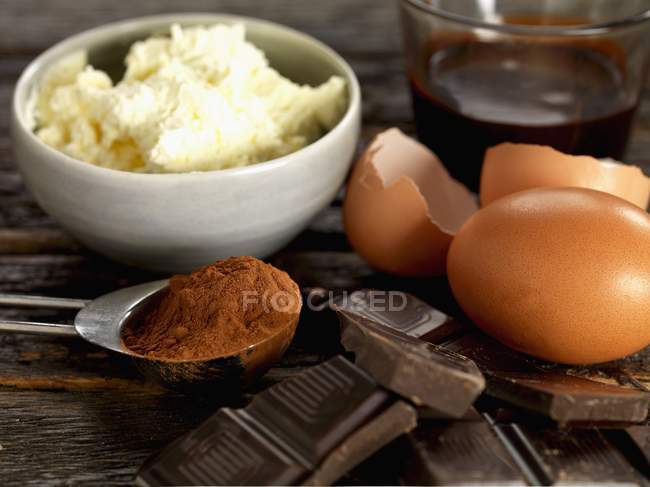 Vista de primer plano de los ingredientes para el roulade chocolate - foto de stock