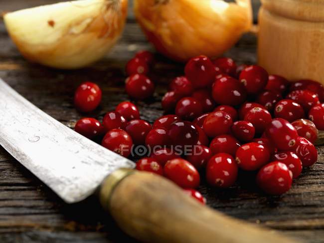 Mirtilli rossi con cipolle e coltello vecchio — Foto stock