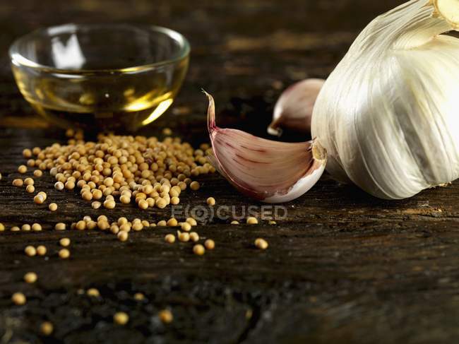 Knoblauch mit Senfkörnern und Olivenöl — Stockfoto