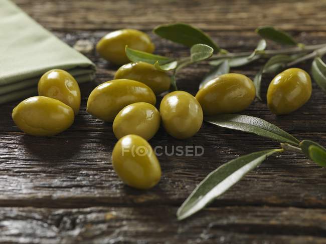 Зеленые оливки с листьями — стоковое фото