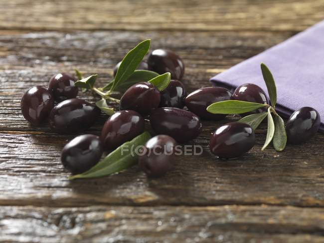 Olive Kalamata con foglie — Foto stock