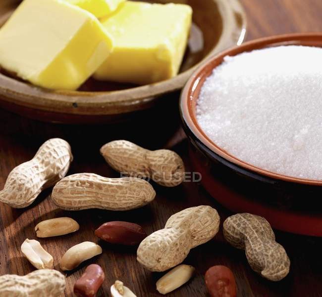 Ingredientes para la mantequilla de maní - foto de stock