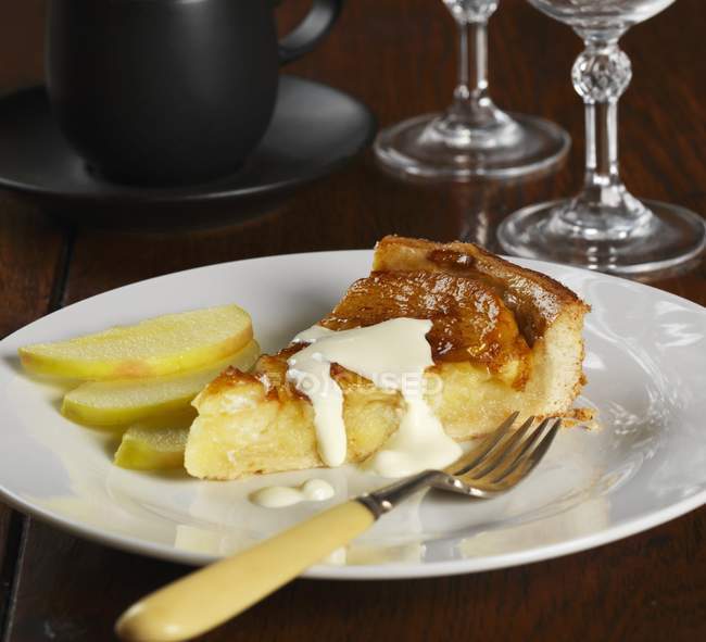 Fatia de torta de maçã com creme — Fotografia de Stock